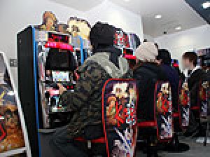 展示会速報 パチスロ新機種「鴉-KARAS-」プレス内覧会(アビリット)
