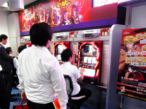 展示会速報 パチ「慶次焔ライト」、スロ「兎」の内覧会開催(ニューギン)