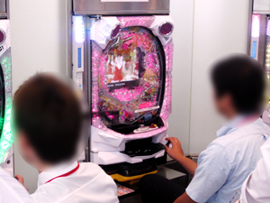 展示会速報 人気セクシーアイドルがスカットさせるパチンコ登場(サンセイR&D)