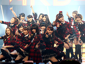 展示会速報 AKB48見参!ライブで新機種をアピール(京楽産業.)