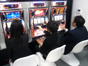 展示会速報 ダブルATが絡み合うシリーズ最新機「ドラゴンギャル」が登場(SNKプレイモア)