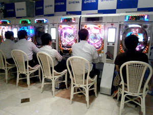 展示会速報 パチンコ新機種「CRラブ嬢プラス~今夜も、ご延長の方はいかがなさいますか?~」&「CRAビッグシューターX」内覧会(平和)