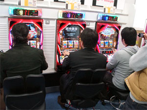 展示会速報 「パチスロ サムライチャンプルー 流転輪廻」&「CRコブラTHEドラム」内覧会開催(ニューギン)