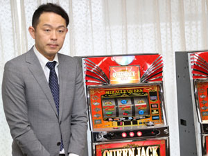 展示会速報 パチスロ新機種「クイーンジャックネオ」プレス発表会を開催(岡崎産業)