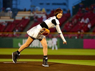 業界ニュース 篠田麻里子始球式に登場もノーバンならず・・・。テラ課長と共に映画「テラフォーマーズ」をPR!(KYORAKU)