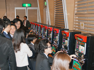 展示会速報 「スーパージャックポット」・「ハナビ」を発表(ユニバーサルエンターテインメント)