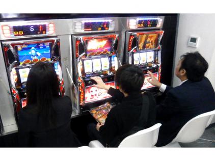 ダブルATが絡み合うシリーズ最新機「ドラゴンギャル」が登場（SNK